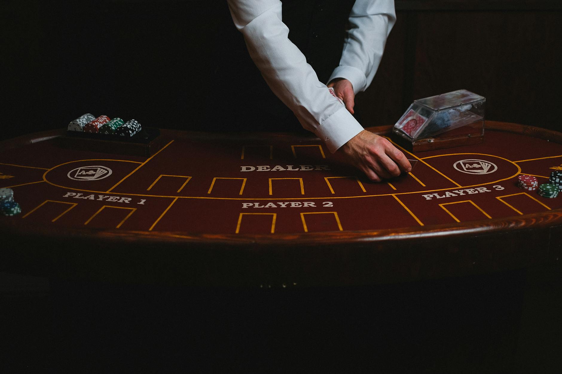 Cận cảnh một ván blackjack với bài người chơi và bài ngửa của dealer