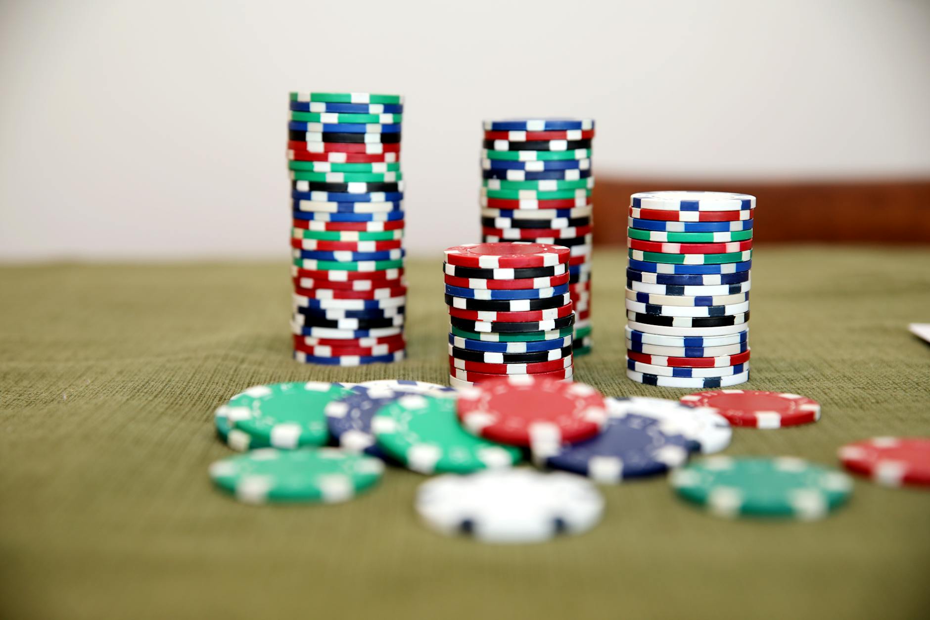 Chip đặt cược trên bàn baccarat với ánh sáng dịu