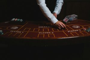 Người chơi blackjack đang so sánh điểm bài với lá ngửa của nhà cái