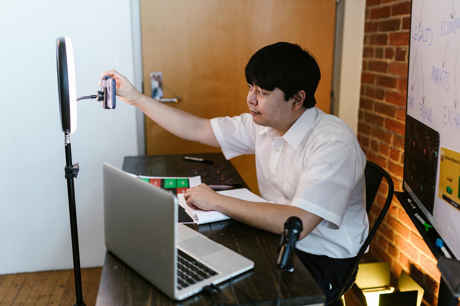 Người chơi ghi chú kế hoạch vốn trước khi tham gia xổ số online