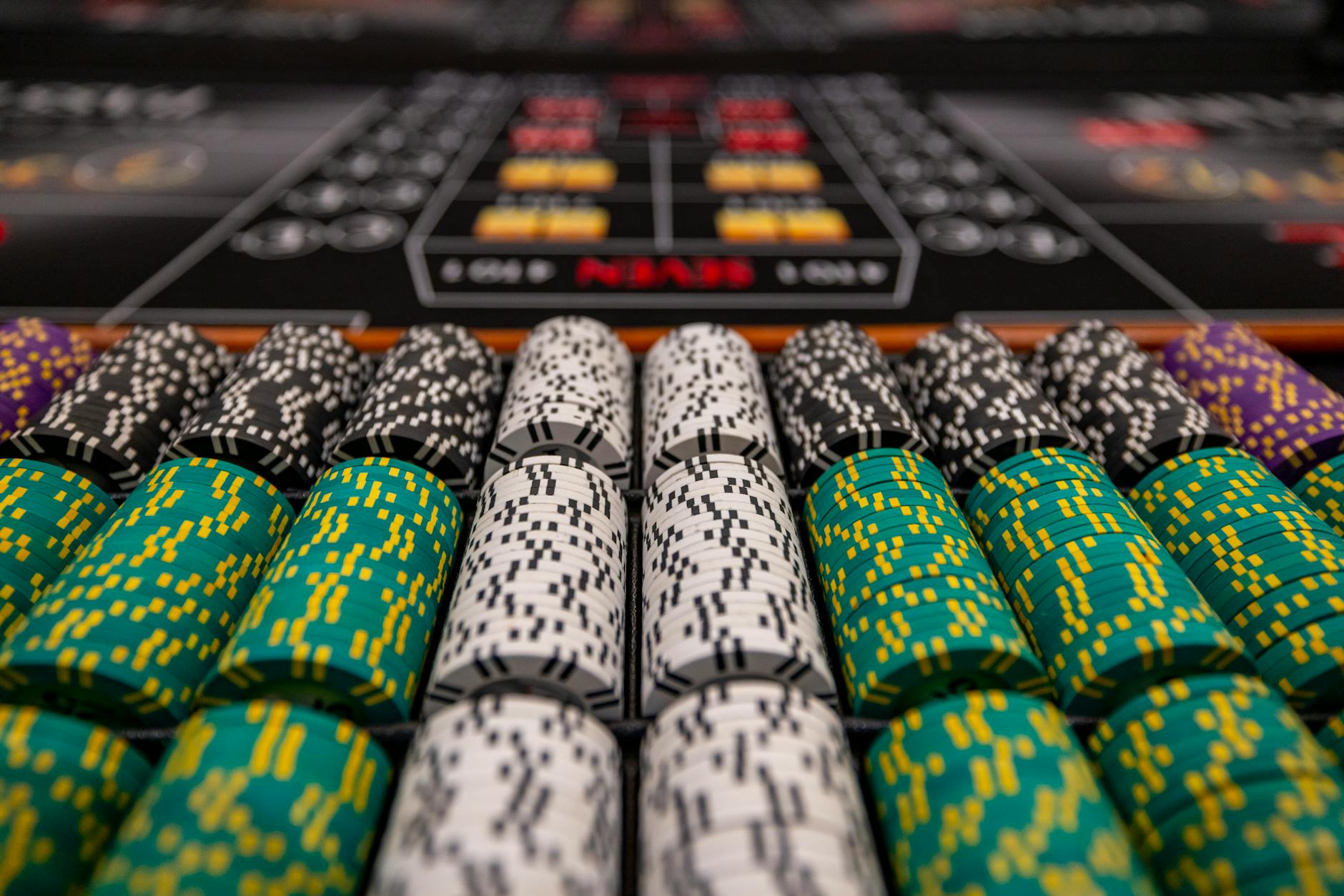 Chip casino đặt cạnh sổ tay ghi chép ngân sách và mức cược