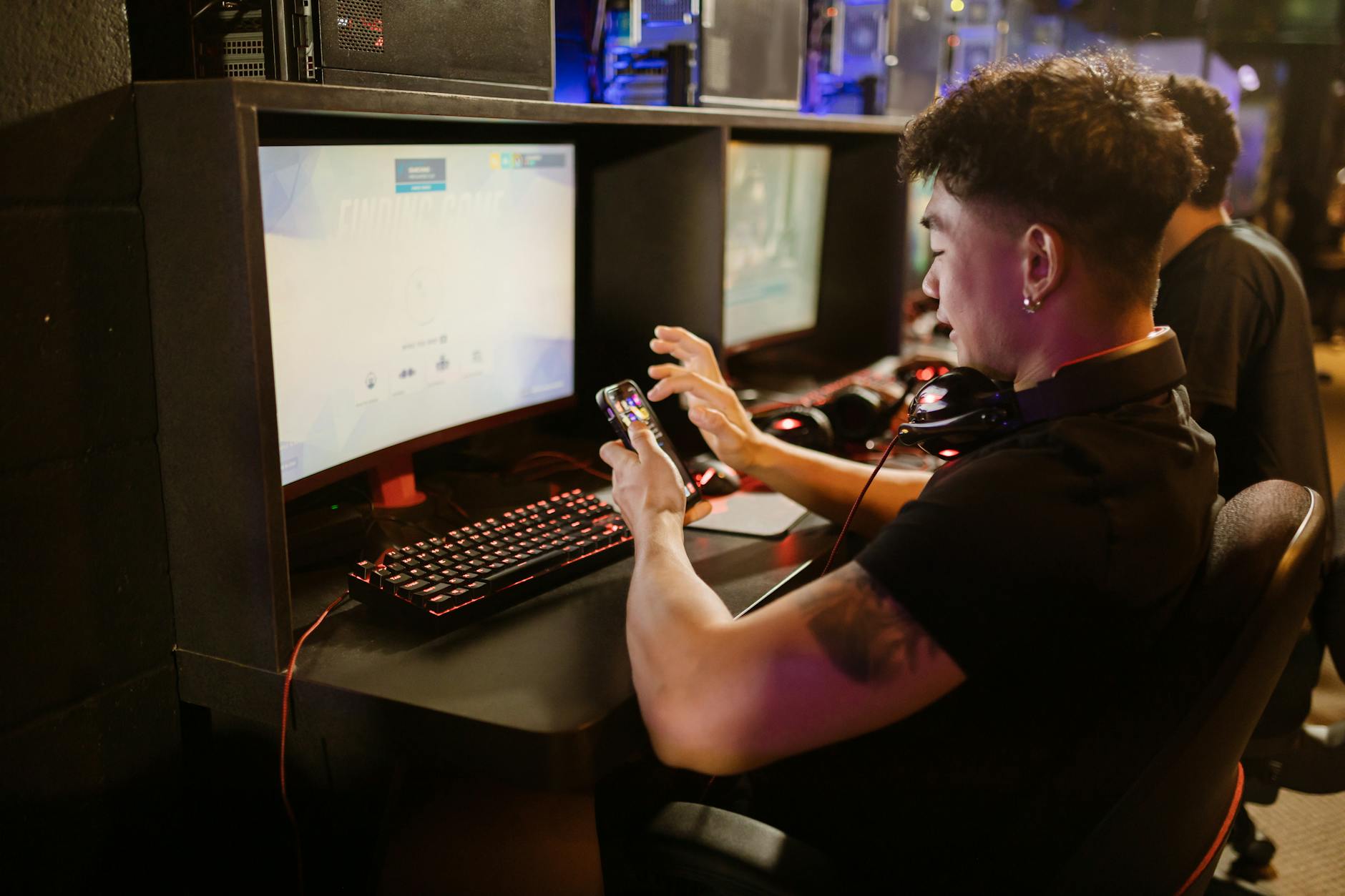 Người chơi bắn cá đang quan sát mục tiêu trên màn hình đông cá