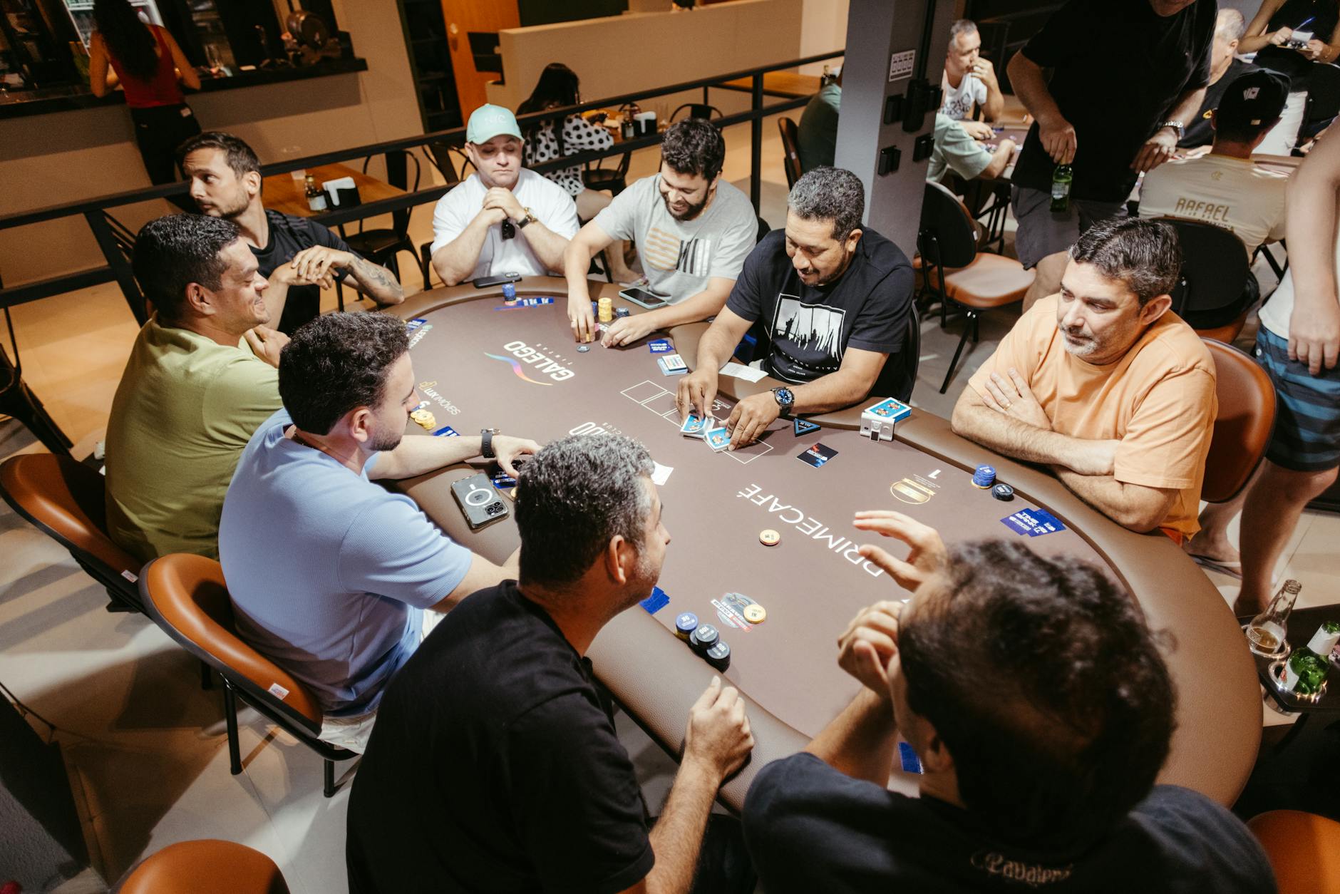 Người chơi poker quan sát đối thủ và ghi chú chiến thuật