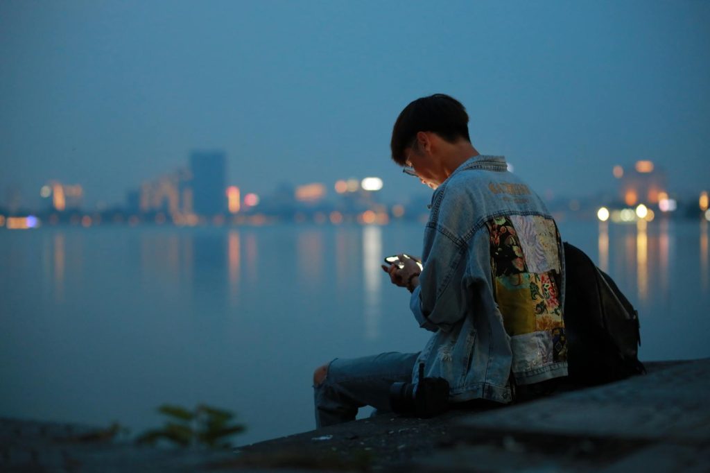 Người dùng kiểm tra mục ưu đãi trên điện thoại