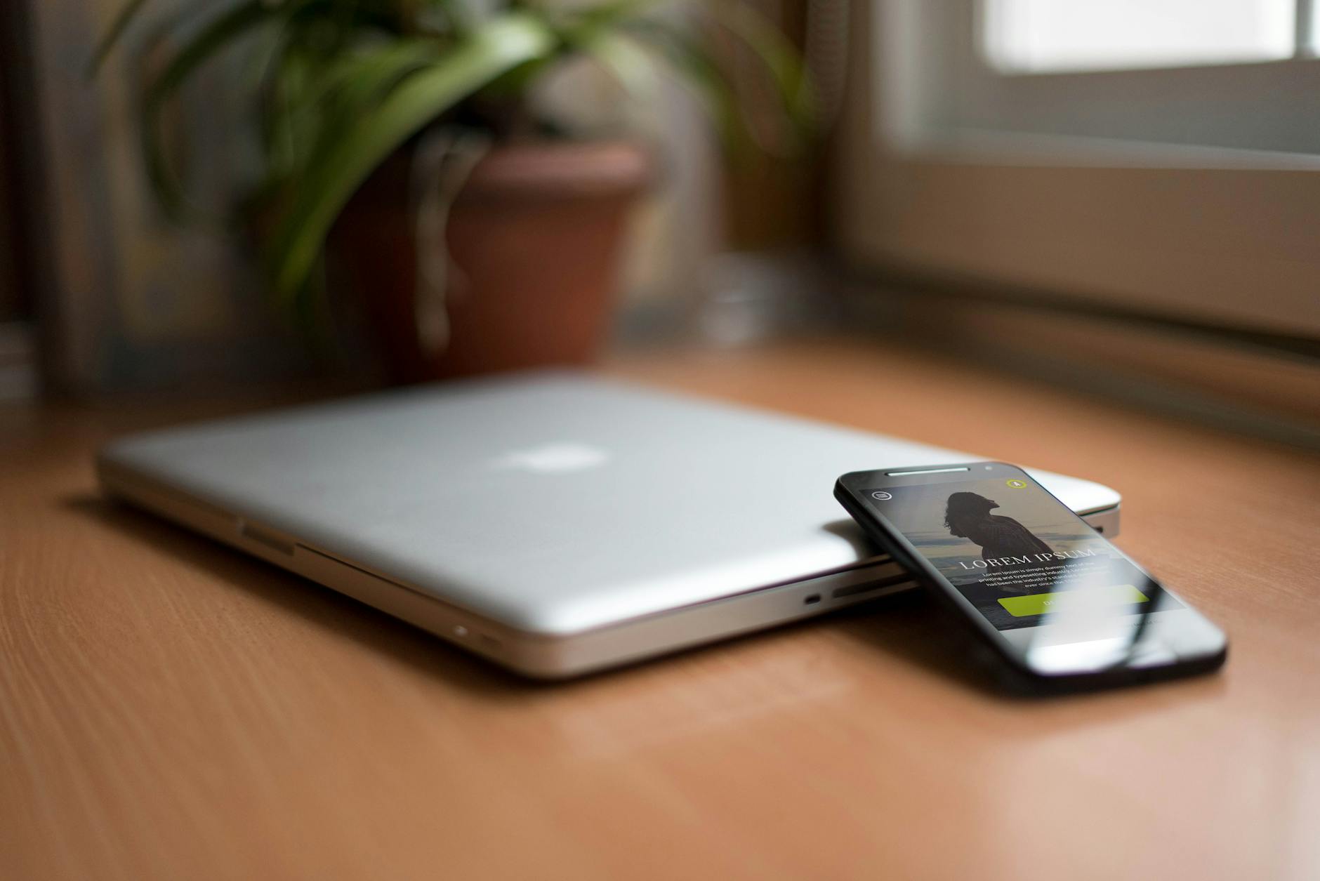 Laptop và điện thoại đặt cạnh nhau để minh họa việc tối ưu trải nghiệm đa thiết bị